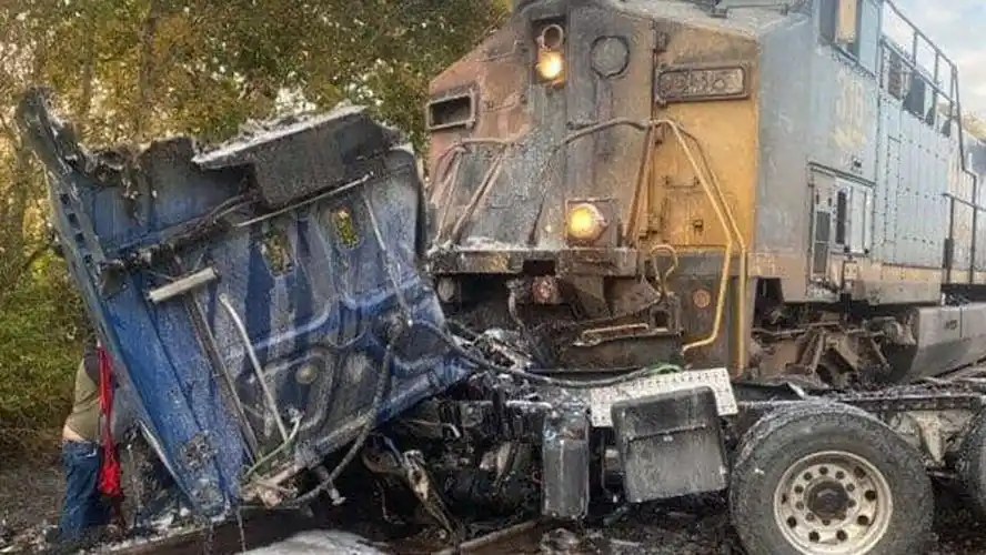 美国火车撞上卡在铁轨的卡车,卡车在被撞掉车头推行数百米后着火