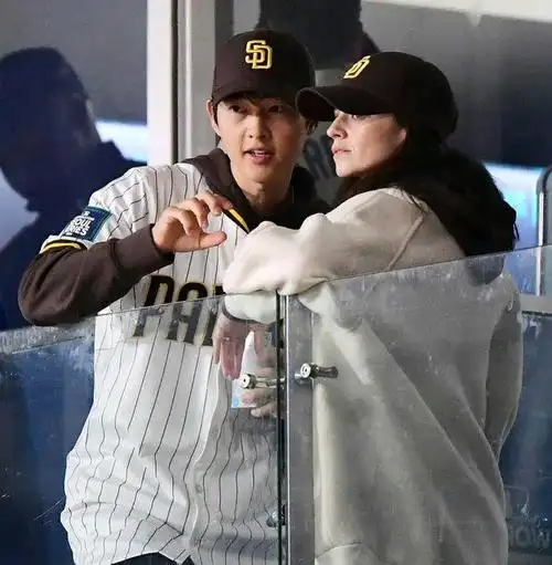 但是两个人合影照片凯蒂看到也比宋仲基大十几岁,原本两人结婚生子前