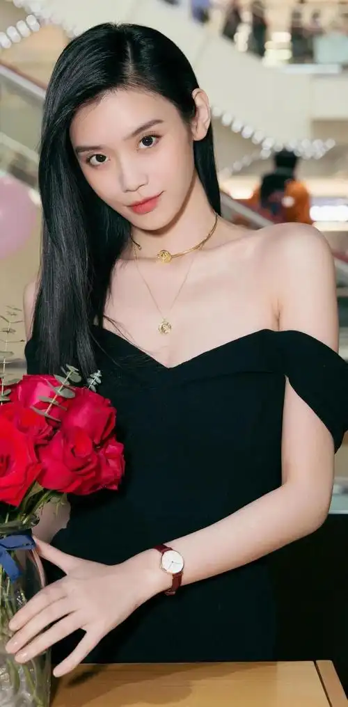 时尚模特奚梦瑶花容月貌美艳动人