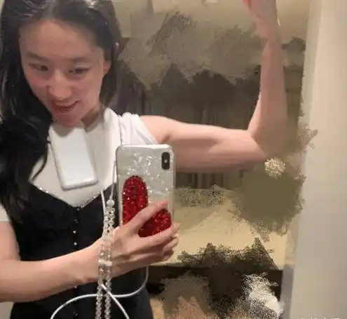 "多肉女神"刘亦菲大秀健身照,时尚上围太瞩目,这身材最差是个"a"!