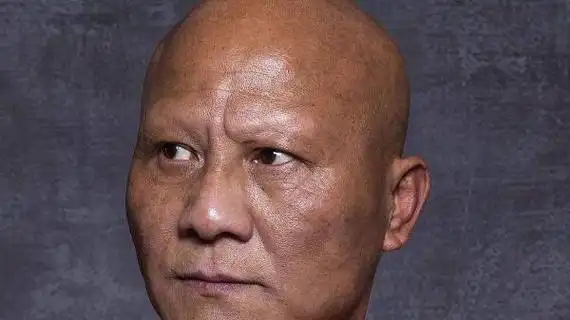 计春华,最让人印象深刻的就要属他锃亮发光的光头,凶神恶煞的面容.