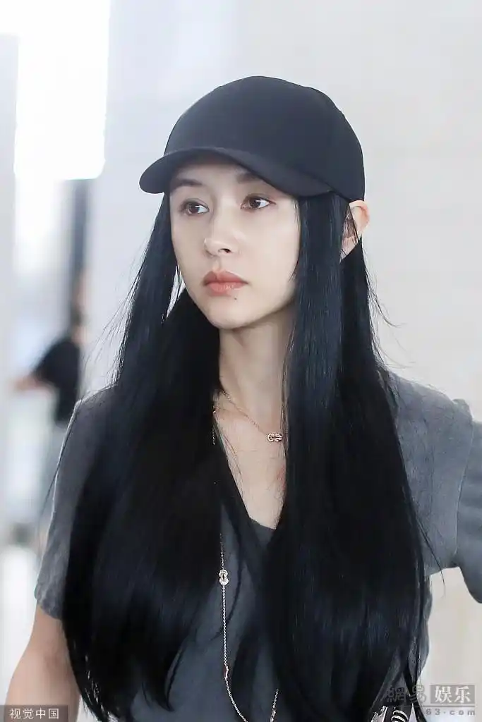 眼前一亮王子文长发披肩别具韵味