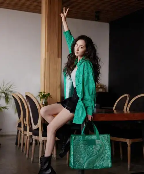 杨幂的日常精致穿搭真是讨巧轻松的穿搭风格还真是减龄又精致