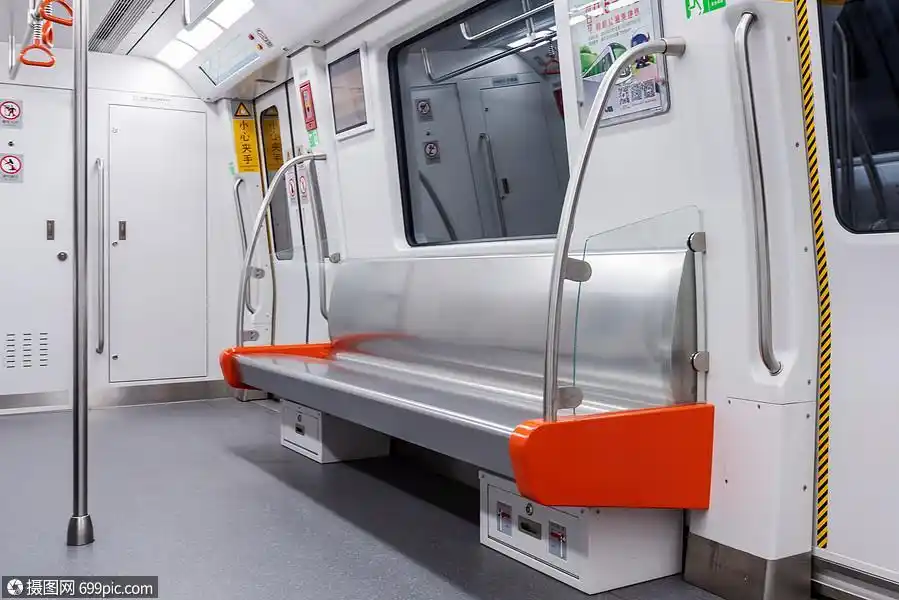厦门地铁内部的椅子