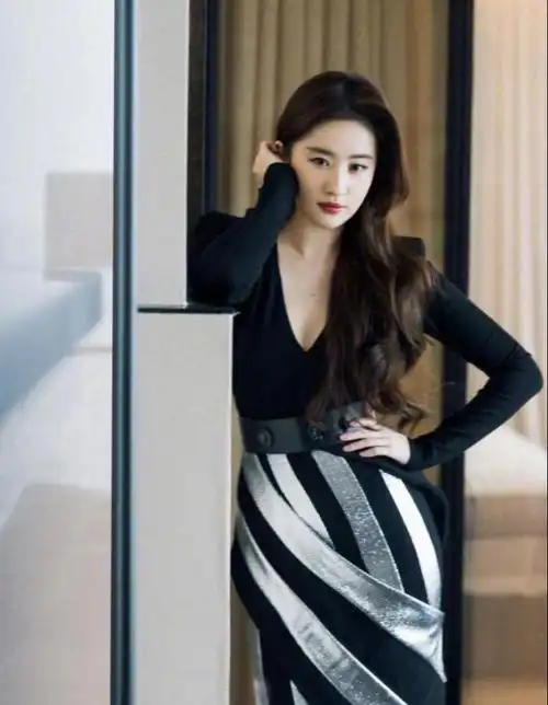 刘亦菲的转变,也让我们明白,每个人都有多面性,年龄和外貌无法限制一