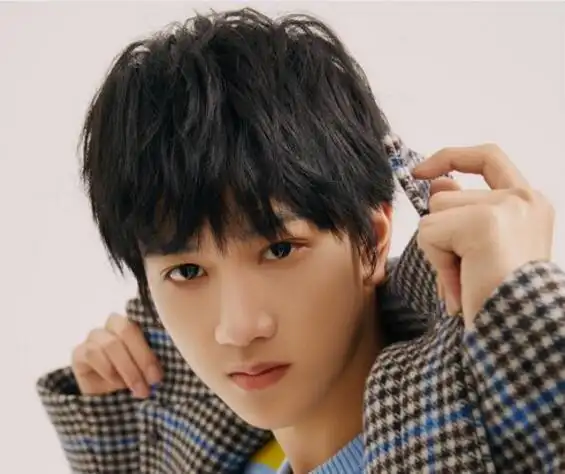 中学生适合的短发发型阳光帅气的男生短发发型