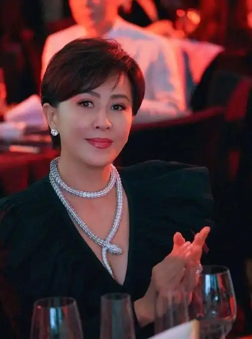 刘嘉玲现身名媛聚会,戴硕大珍珠依旧被比下去,欧式浓眉太突兀_网易