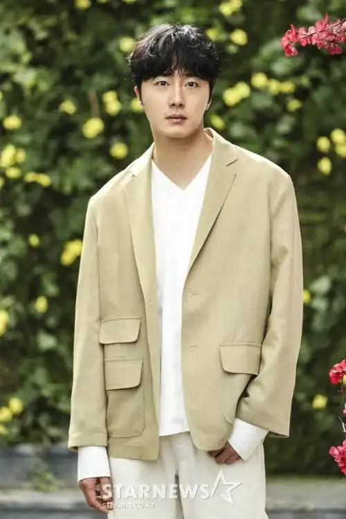 韩媒曝丁一宇在拍摄电影中眼睛意外受伤现已暂停所有工作休养