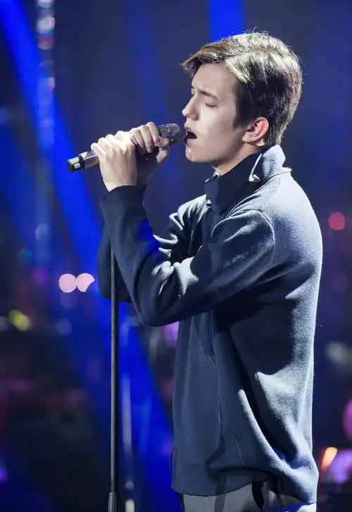 kudaibergen),1994年5月24日出生于哈萨克斯坦,哈萨克斯坦男歌手,毕业