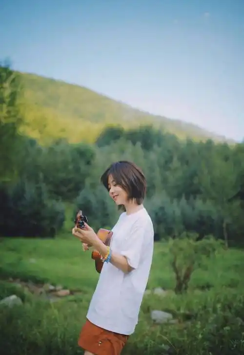 谭松韵白色t恤短裤生活风写真_短发_t恤_少女