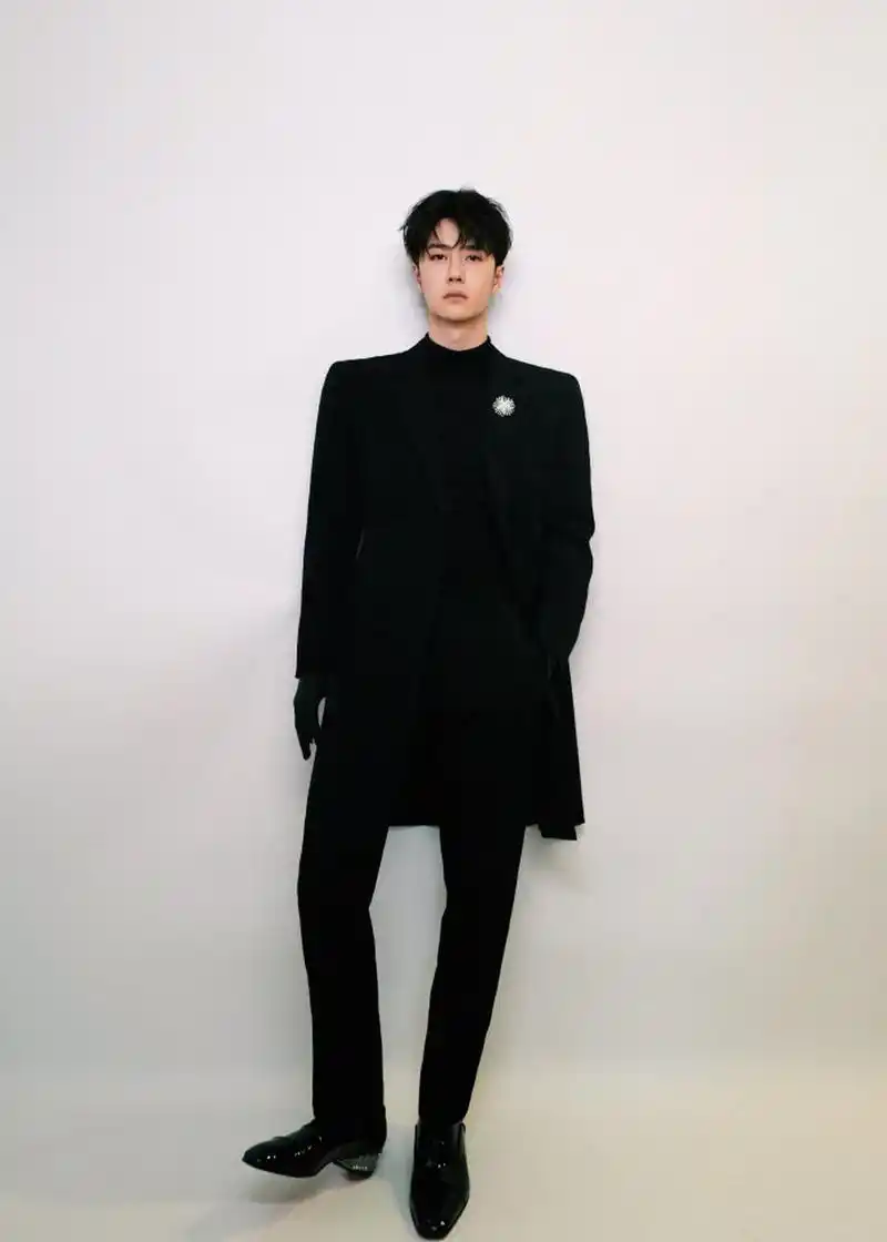 王一博西装造型,冷淡的帅气感,身材比例高挑 每一款穿搭,都都穿出自己