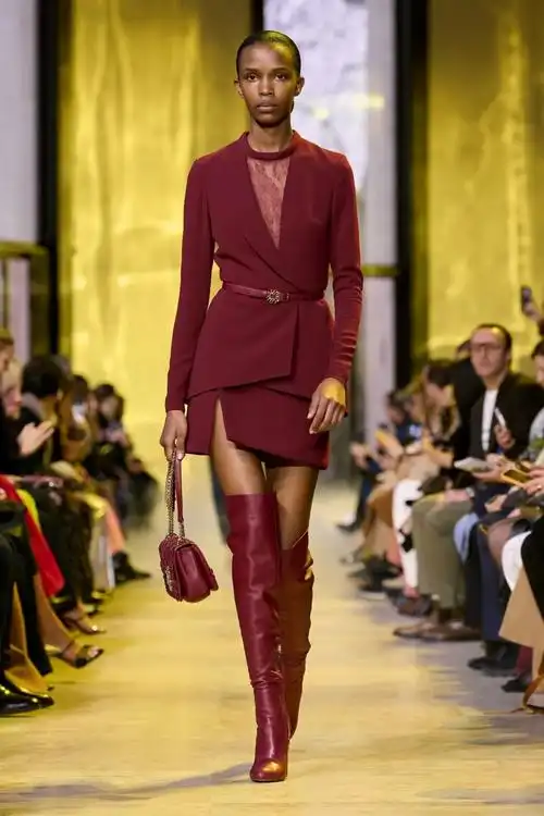 秀场上的红色礼服,美极了!-服装流行色彩-cfw服装设计网手机版