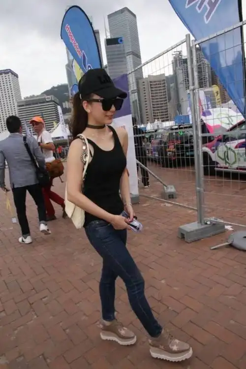 方媛穿紧身裤搭平底鞋鞋,不仅暴露腿型,也反映了她155的身高!