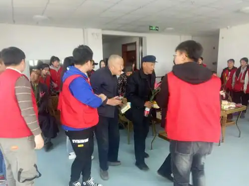 爱心慰问养老院 温暖传递感人心