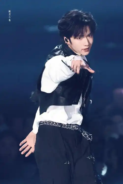 231110 天猫双十一舞台的king95@时代少年团-刘耀文#刘耀文露肩衬衫