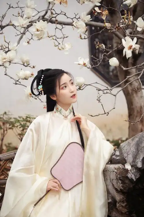 拍摄时,还需要引导模特摆出具有古风的造型.