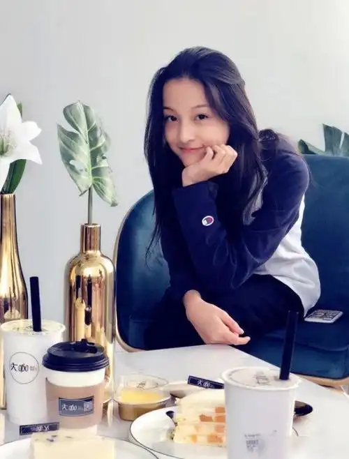 顾语涵就是很有灵气的一位女生,才14岁,就已经颇有时尚范了.