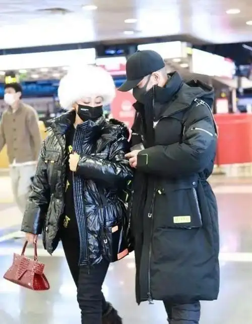 赵文卓老婆认真过冬,穿羽绒服戴裘皮帽,手上拎万元包贵妇范十足