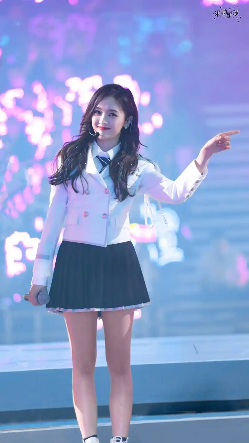 吴宣仪亮相火箭少女101北京演唱会,穿白衣服搭配黑短裙面带微笑