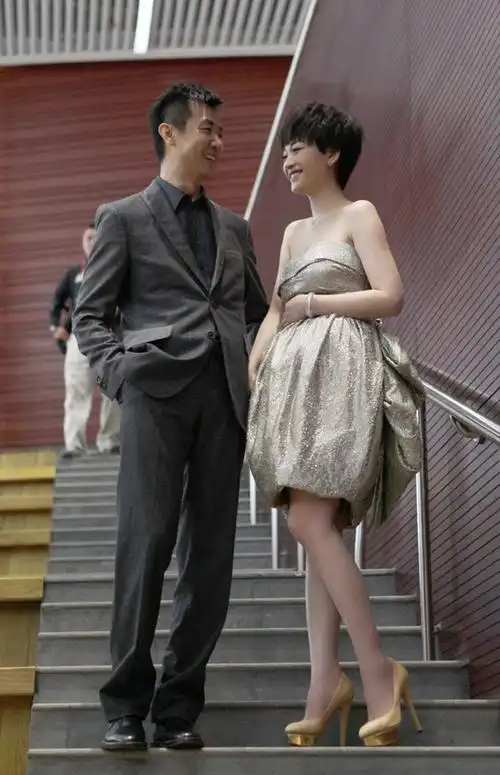 李小冉鄢颇首次携手亮相 传两人年底旅行结婚_滚动新闻_烟台大众网