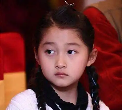 女明星晒出童年照,看看谁从小美到大?_小时候