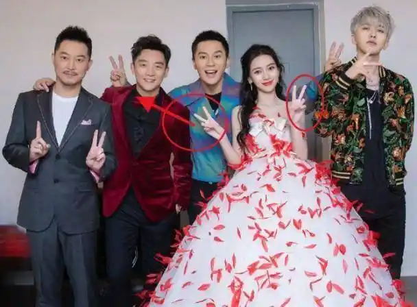 跑男团跨年拍照,杨颖的手势太偏心郑恺,忘记自己还有老公了?