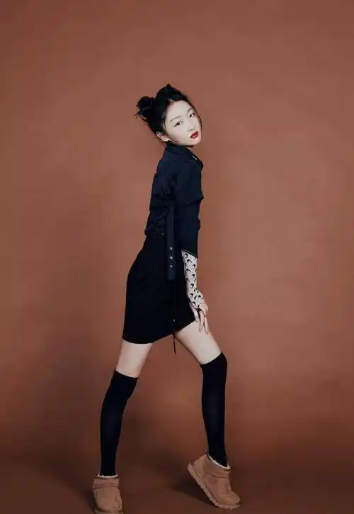 衬衫短裙配雪地靴,混搭搭出特别的秋冬美,周冬雨不再是丑小鸭_时尚_的