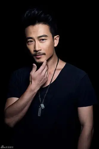 组图:赵滨型男写真魅力十足 男人味爆棚