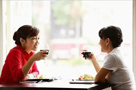 两个女人,咖啡,坐,面对面,拿着,饮料吃饭,筷子