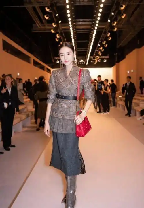 董洁到国外太会穿了格纹西装配长靴高级洋气美出新高度