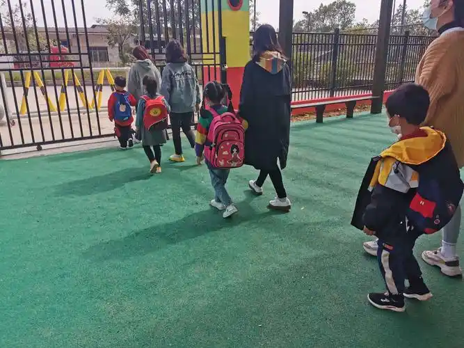 幼儿实行错时离园,由班长教师带领幼儿分批离园,保持1米以上间隔退