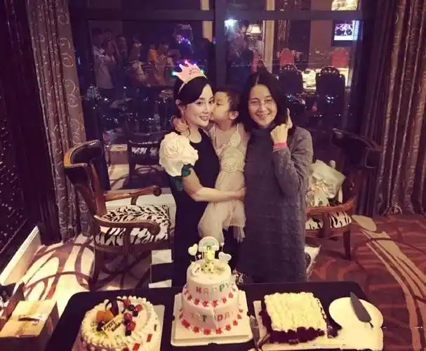 李小璐妈妈上节目半扎发很俗套的扮嫩全身却散发优雅气质