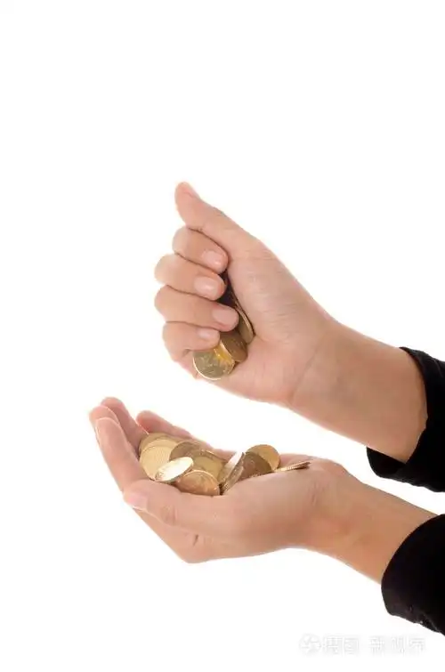 特写镜头的女性手拿着硬币节约观