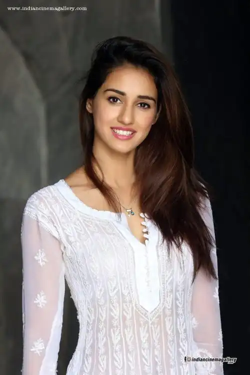 组图:《功夫瑜伽》女主薄纱透视秀玉肌纤腰