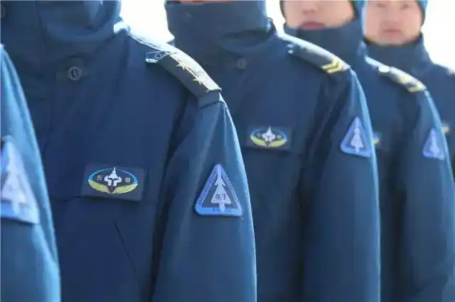 海军航空兵学院换发新式地勤服保暖帅气图