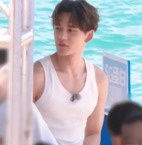 跑男9三亚路透照,本以为蔡徐坤够迷人,谁知黄旭熙凭身材获胜!