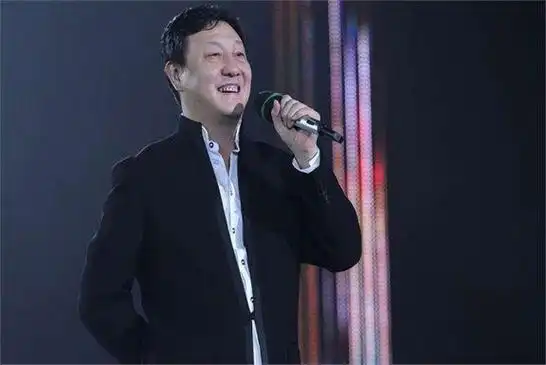 在2023年年末,韩磊出现在佛山年度盛典,激情演绎了《不忘初心》.