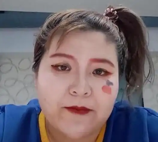 她瞄准短视频的商机,把自己打造成名副其实的丑女,特地暴露丑陋来吸引