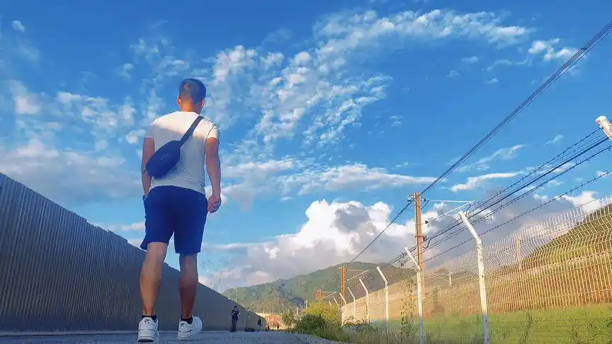 一个人散步是与地球的约会[得意]###最好的时光在路上