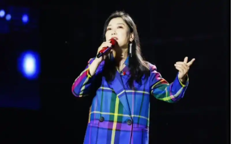 凤凰传奇玲花安吉群星演唱会现场直拍(我从草原来 奢香夫人 荷塘月色)