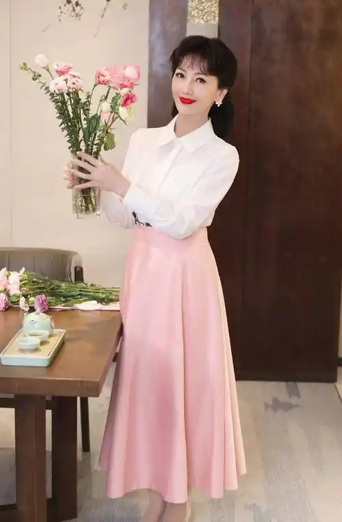 原创70岁的赵雅芝还穿短裤有人讽刺有人赞同中老年女星处境尴尬