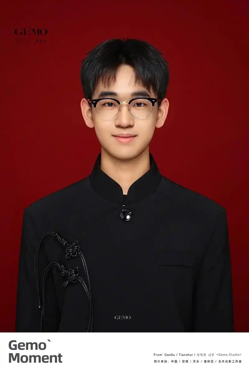 帅气的黑皮学长拍97拍新中式证件照!帅.98服装是客人自带  - 抖音