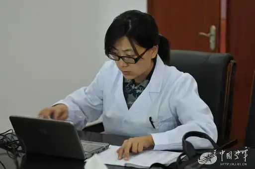 最美"女军医"赵燕燕见义勇为 高速路上抢救车祸重伤员