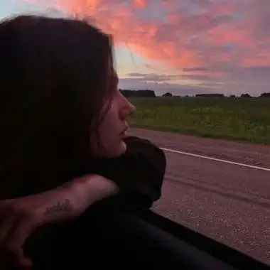 分手后伤心欲绝的女生头像