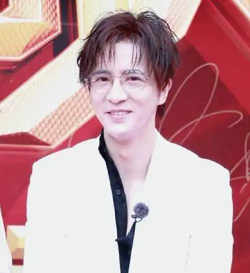 薛之谦出席活动,表情很呆萌,网友:怎么胖成了这样_总决赛_李雨_攻击