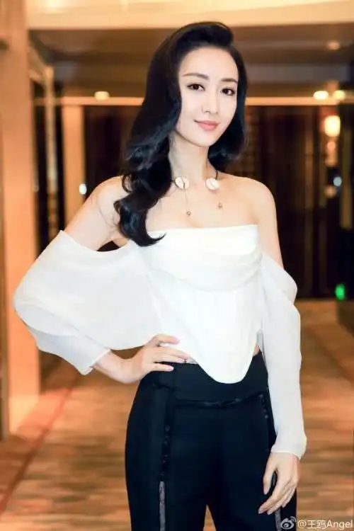 王鸥登上《男人装》封面,一袭薄纱裙若隐若现,网友:我买了!