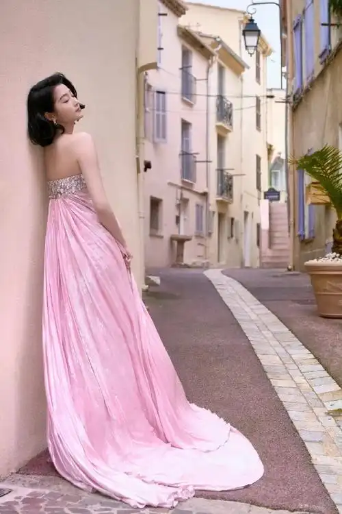 关晓彤戛纳红毯短发造型##关晓彤戛纳古董高定