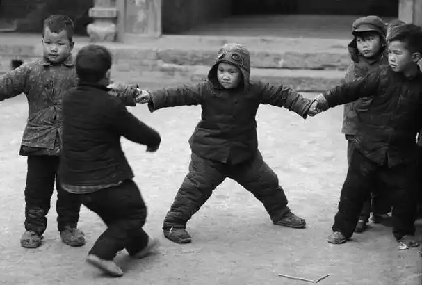 00年北大学霸王青松,携妻子隐居山林11年,坐吃山空花光350万积蓄