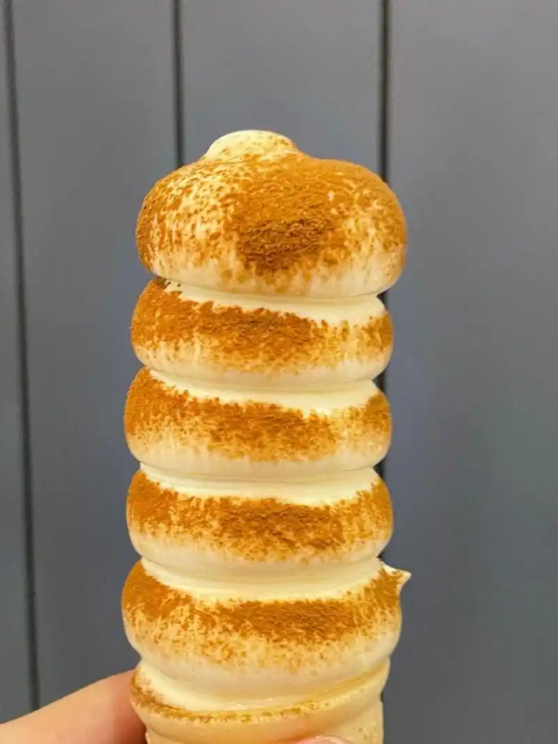 7815 在朋友圈老是看到朋友92在晒这款巨型冰淇淋92 看起来就