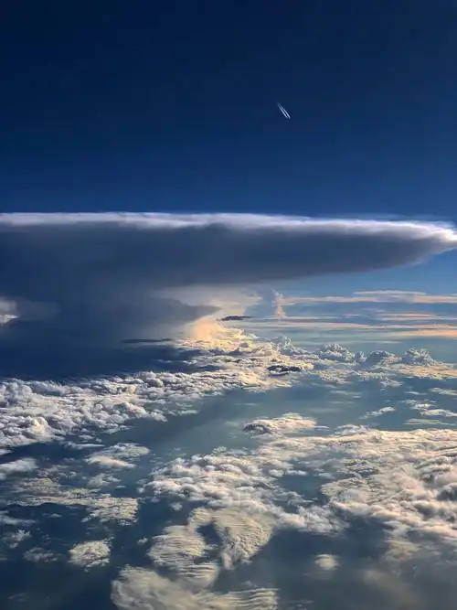 是一个友友在飞机上拍哒